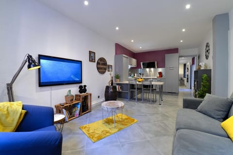 Kitchen or kitchenette, Seating area