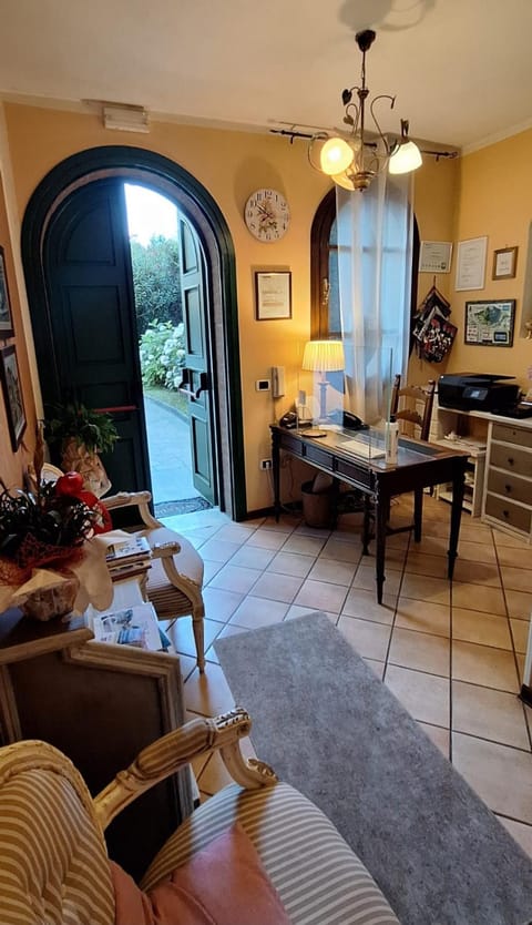 Property building, Lobby or reception, Seating area, Breakfast