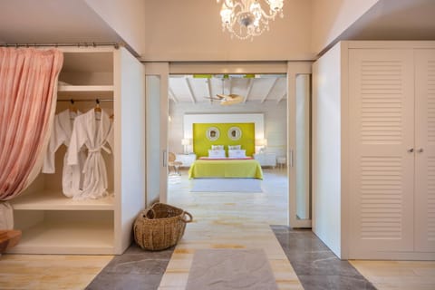 Photo of the whole room, towels, wardrobe
