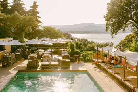 Patio, Restaurant/places to eat, Spring, Day, Natural landscape, Balcony/Terrace, Mountain view, Pool view, Swimming pool, Swimming pool, Lunch, Lunch