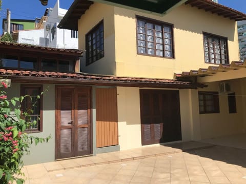 Property building, Facade/entrance, Day, On site