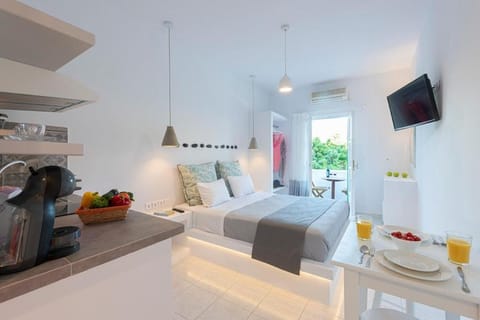 Bed, TV and multimedia, Kitchen or kitchenette, Photo of the whole room, Dining area, Bedroom