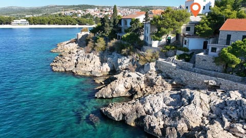 Property building, Patio, Nearby landmark, Facade/entrance, Neighbourhood, Beach, Sea view, Location