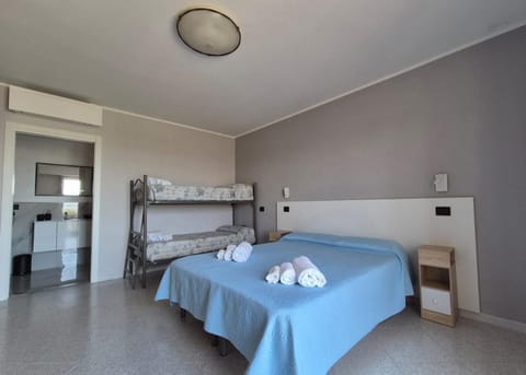 Bed, TV and multimedia, Balcony/Terrace, Photo of the whole room, Bedroom, heating, internet, towels, wardrobe, air conditioner