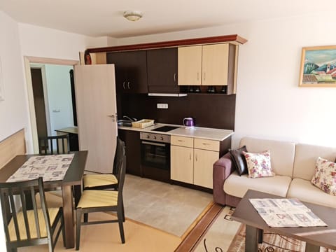 Kitchen or kitchenette, Living room, Seating area, Dining area, oven, stove