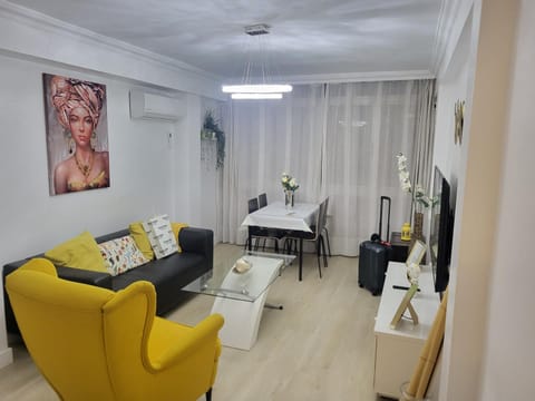 3BR Top Floor Apartment Vialia La Unión Metro Apartment in Malaga