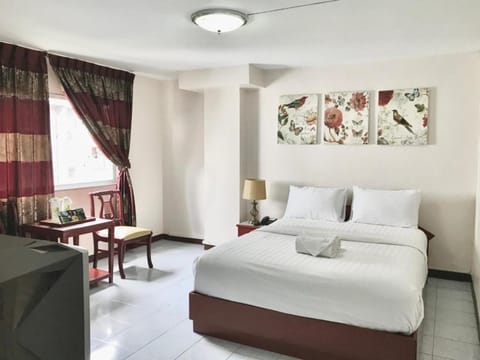 Photo of the whole room, Bedroom