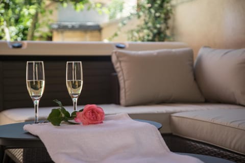 Patio, Garden, Balcony/Terrace, Food and drinks, Seating area, Evening entertainment, Drinks, Alcoholic drinks