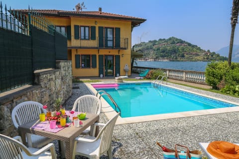 Property building, Patio, Summer, BBQ facilities, Garden, Balcony/Terrace, Garden view, Lake view, Pool view, Swimming pool