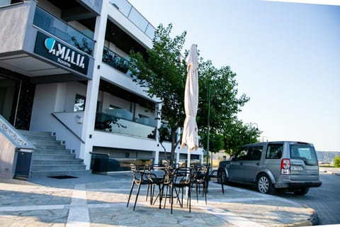 Property building, Day, Neighbourhood, Street view, Location, Parking