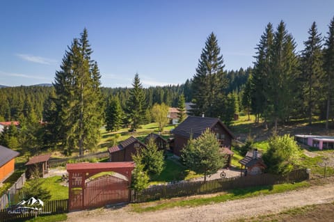 Property building, Day, Natural landscape, Bird's eye view, Garden, View (from property/room), Mountain view