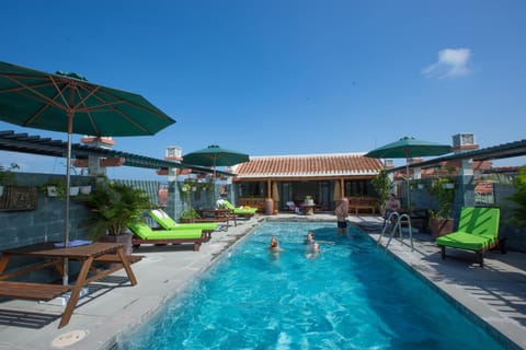 Day, Swimming pool, group of guests