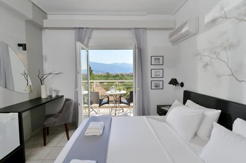 Bed, Natural landscape, View (from property/room), Balcony/Terrace, Photo of the whole room, Bedroom, Mountain view, air conditioner
