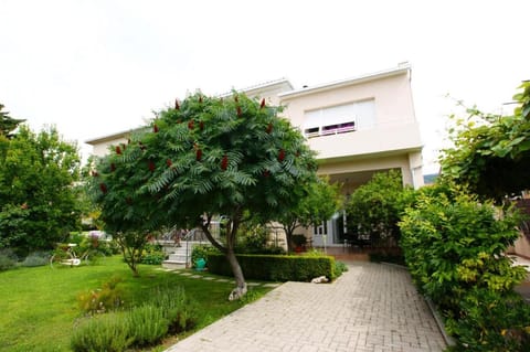 Patio, Facade/entrance, Spring, Day, BBQ facilities, Garden, Balcony/Terrace, On site, Garden view