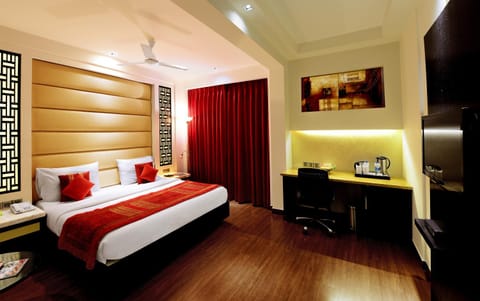 Bed, TV and multimedia, Photo of the whole room, Bedroom, fireplace