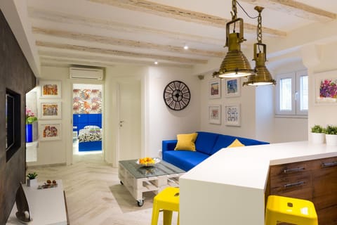 Toilet, TV and multimedia, Living room, Seating area, Dining area, Bedroom