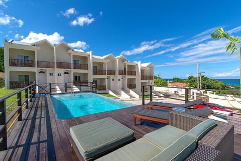 Facade/entrance, Swimming pool
