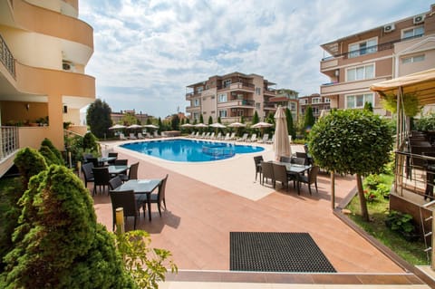 Property building, Patio, Restaurant/places to eat, Facade/entrance, Garden, Garden view, Pool view, Area and facilities, Swimming pool, Swimming pool