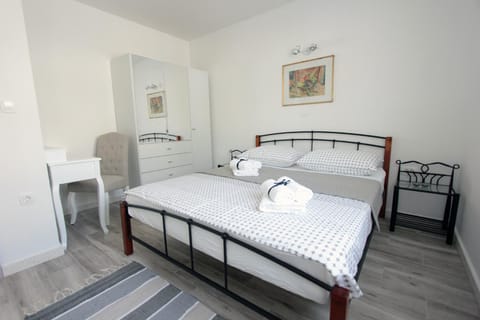 Bed, Photo of the whole room, Decorative detail, Bedroom