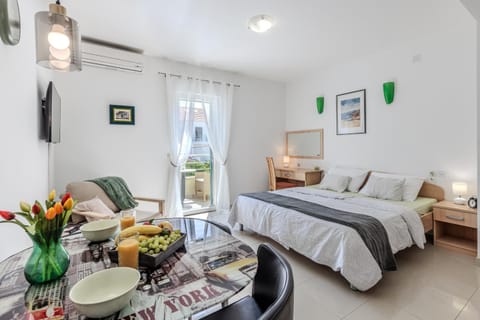Bed, TV and multimedia, Bedroom, air conditioner