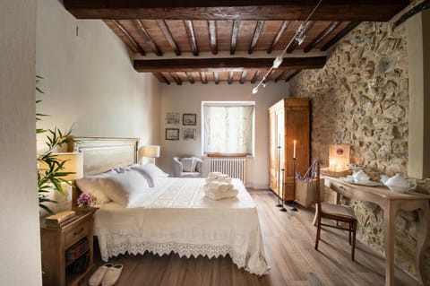 Coffee/tea facilities, Photo of the whole room, Decorative detail, Bedroom