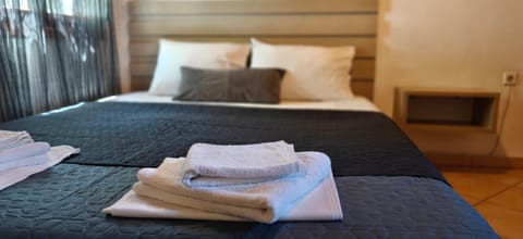Bed, towels