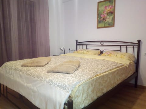 Bed, Photo of the whole room, Decorative detail, On site