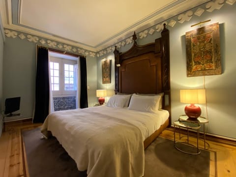 Bed, TV and multimedia, Photo of the whole room, Decorative detail, Decorative detail, Bedroom, air conditioner, air conditioner