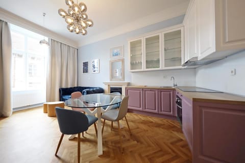 Kitchen or kitchenette, Living room, Seating area, Dining area, minibar, pet friendly