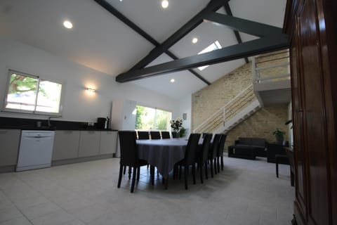 Coffee/tea facilities, Kitchen or kitchenette, Banquet/Function facilities, Dining area