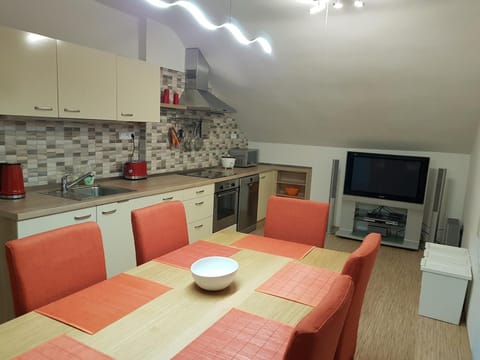Winter, TV and multimedia, Kitchen or kitchenette, Living room, Photo of the whole room, Seating area, Dining area, Seasons