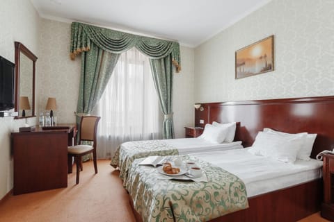 Bed, Photo of the whole room, Decorative detail, Food