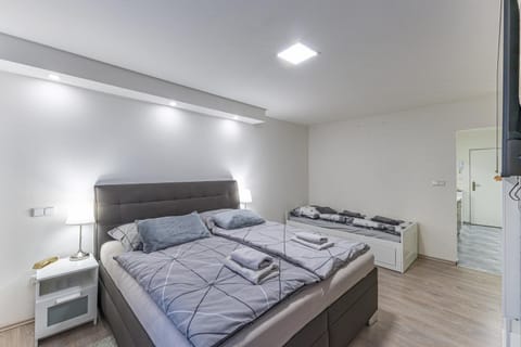 Bed, TV and multimedia, Photo of the whole room, Bedroom, towels