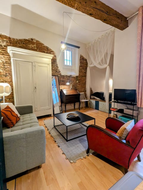 TV and multimedia, Living room, Seating area, wardrobe