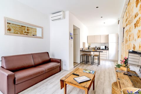 TV and multimedia, Kitchen or kitchenette, Living room