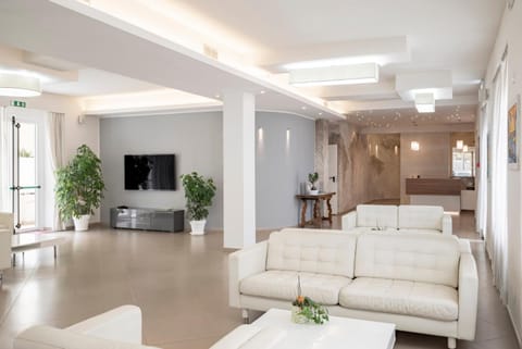 Communal lounge/ TV room