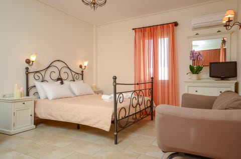 Bed, TV and multimedia, Bedroom