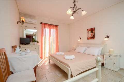 Bed, TV and multimedia, Photo of the whole room