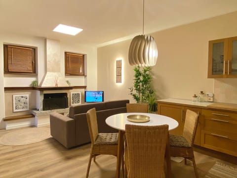 TV and multimedia, Seating area, Dining area