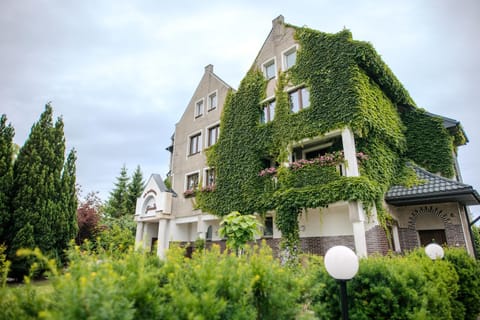 Property building, Day, Natural landscape, Summer, Garden