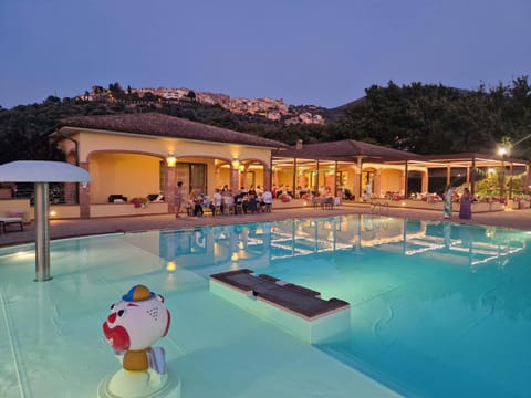 Property building, Restaurant/places to eat, Mountain view, Pool view, sunbed