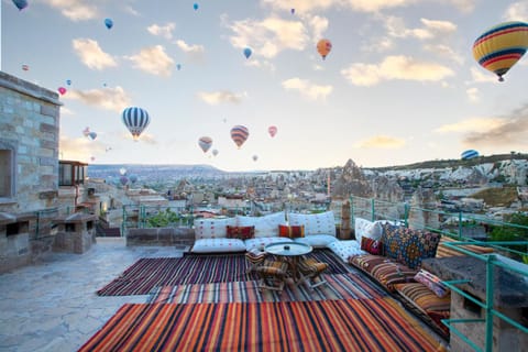 Property building, Patio, Nearby landmark, Day, Natural landscape, View (from property/room), Balcony/Terrace, Seating area, City view, Mountain view