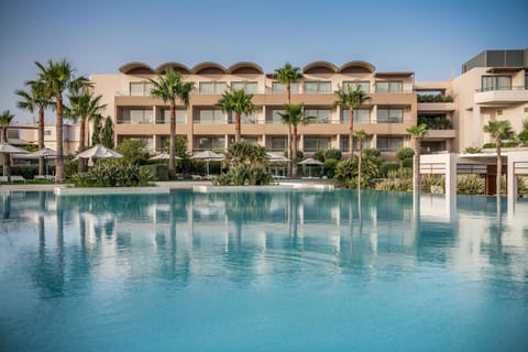 Property building, Garden, Pool view, Area and facilities, Swimming pool