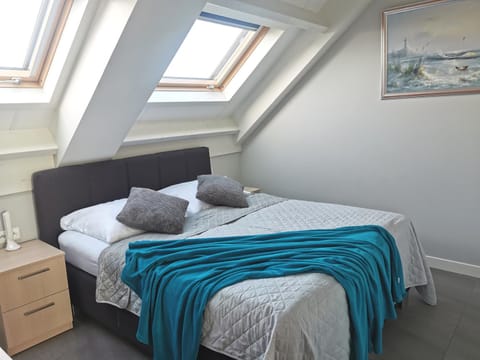 Bed, TV and multimedia, Photo of the whole room, Bedroom, internet