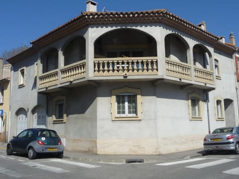 Facade/entrance, Neighbourhood