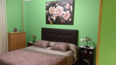 Bed, Bathroom, Photo of the whole room, Decorative detail, Bedroom