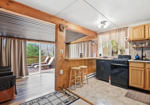 Pocono cabin with hot tub and private pool at Shawnee Mtn Cabin in Middle Smithfield