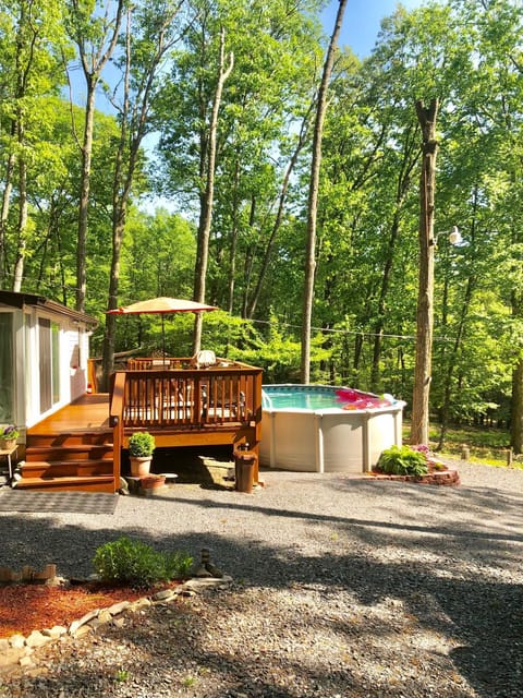 Pocono cabin with hot tub and private pool at Shawnee Mtn Cabin in Middle Smithfield