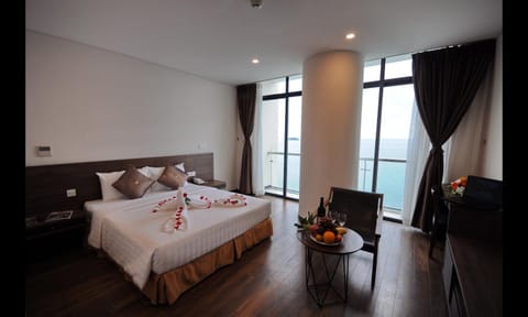 Bed, Living room, Photo of the whole room, Seating area, Bedroom, towels