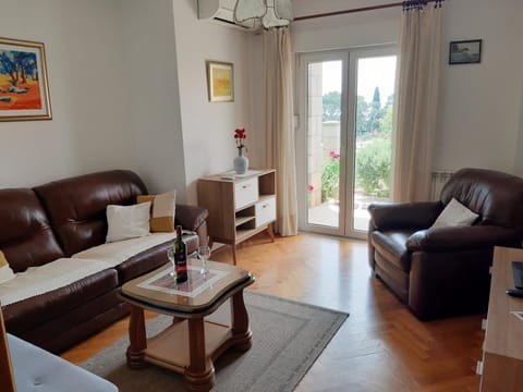 Living room, Seating area, Garden view, Family